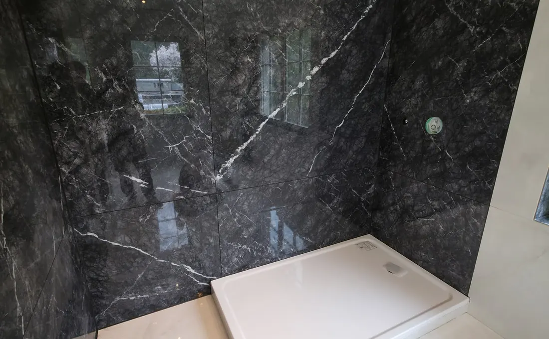 Bagno rivestito in gres porcellanato a Casa Adidas, Caslano