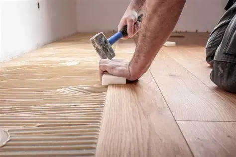 Posa precisa di un pavimento in legno
