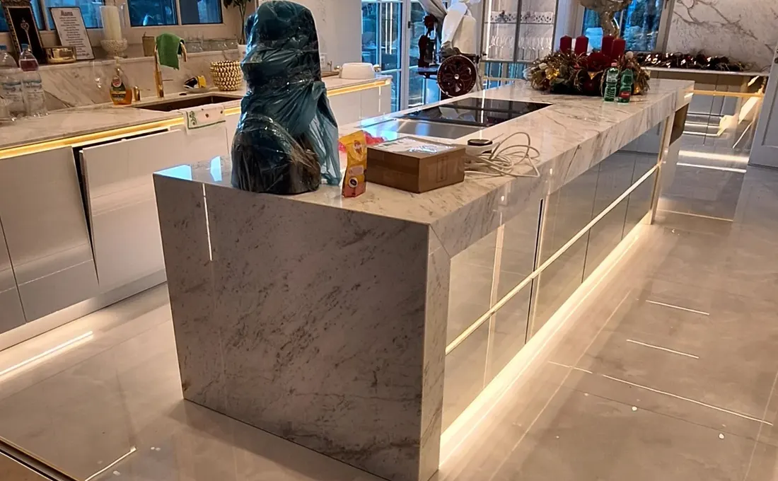 Posa di gres porcellanato nella cucina di Casa Adidas a Caslano