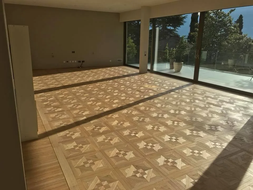 Pavimento in parquet posato in un soggiorno luminoso