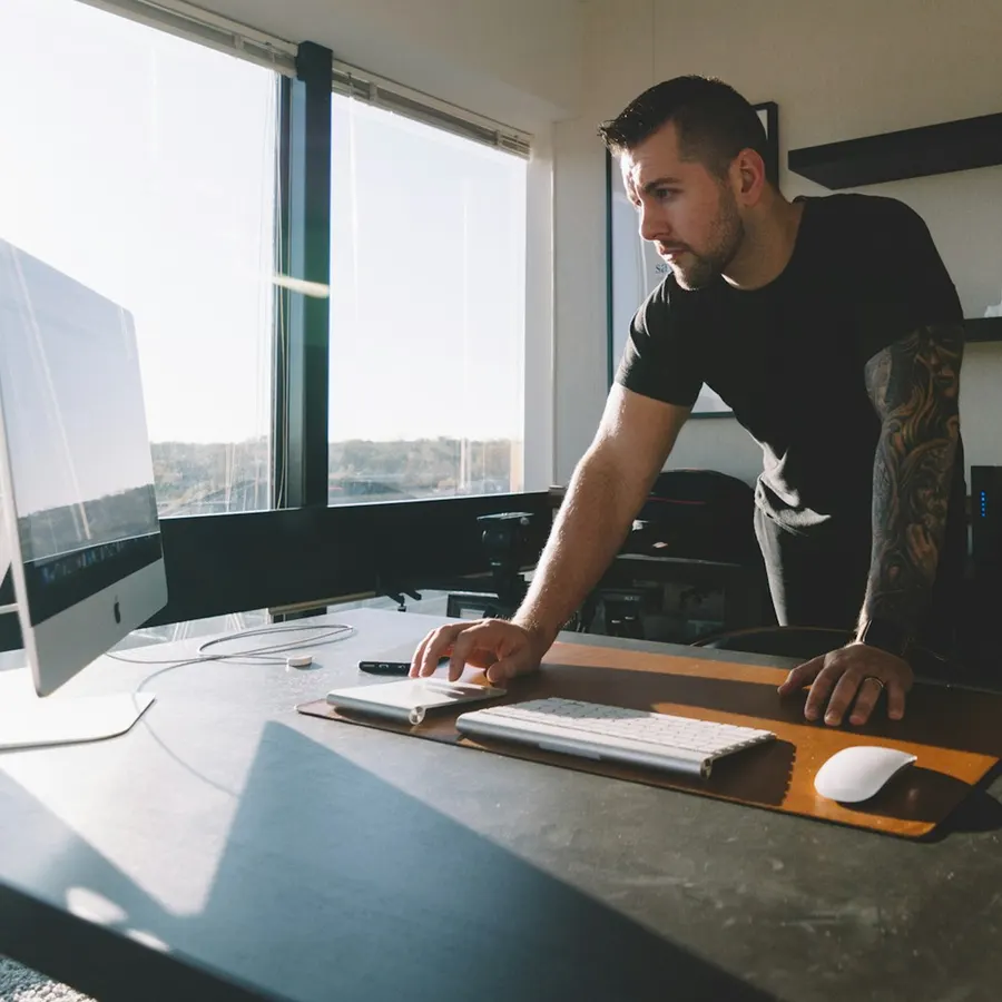 Mario Gentile al lavoro nell'ufficio di Gentile Pavimenti